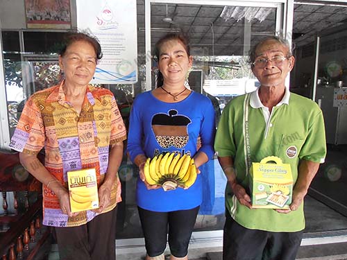 2.คุณนิยม-เหล่าสุข-ประธานกลุ่ม-ซ้าย-คุณจรีพร-เกตเลขวัตร-กลาง-และคุณเลิศ-ขาวสวี-ขวา