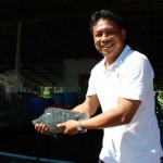 คุณยุทธนา กับปลาที่เลี้ยงด้วยอาหารคุณภาพ