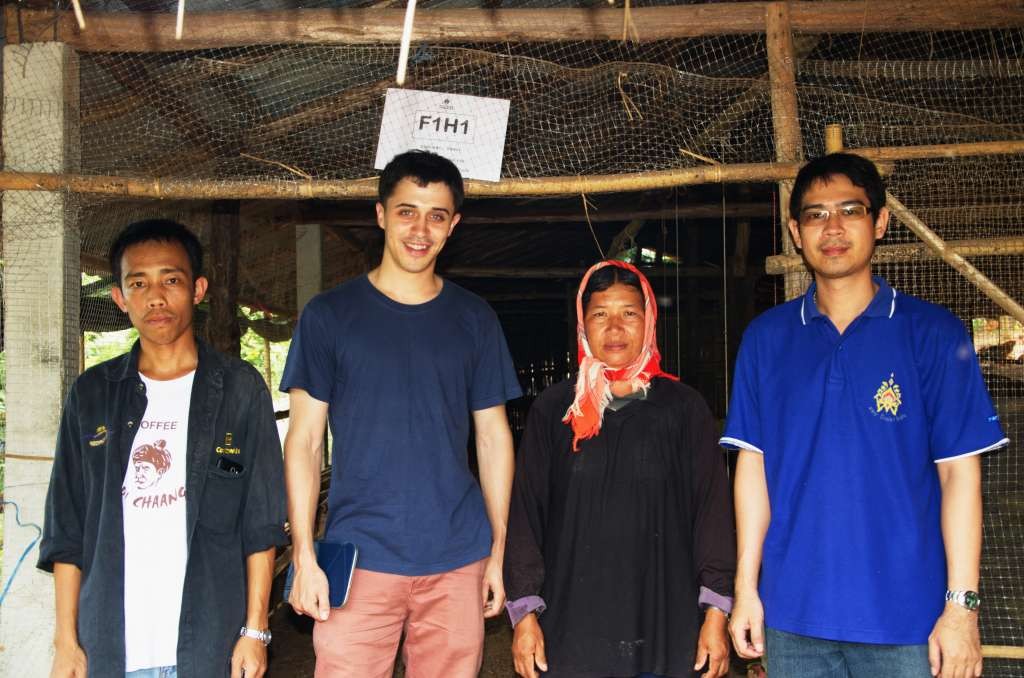 คุณZachary Gomes ทีมงานและเกษตรกร