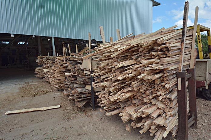 6.เศษไม้และปีกไม้จะส่งขายโรงงานผลิตไม้อัด