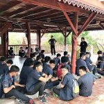 คุณดนอบรม-แนะนำ-ให้ความรู้แก่เยาวชน-ณ-เถียงนาอิงฟ้า
