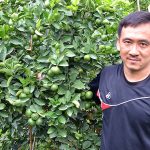 1.คุณวิโรจน์-จิตรอำพัน-กับสวนมะนาวอายุ-8-10-ปี