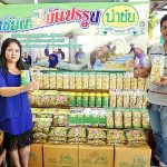 2.คุณจิตธนา-และ-คุณเมืองนนท์-กลอยสวาท-เจ้าของผลิตภัณฑ์นำชัยผลไม้แปรรูป