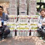 2.คุณณัฐกิตติ์-อ่อนน้อมดี-และคุณยุวดี-มาเจริญ-เจ้าของสวนส้มเขียวหวานดำเนิน