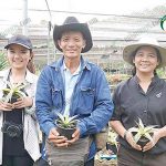 2.คุณวิชาและคุณวาสนา-โกมลกิจเกษตร-เจ้าของวิชาพันธุ์ไม้-และลูกสาว