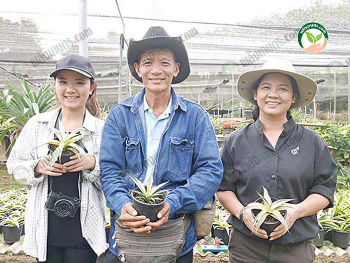 2.คุณวิชาและคุณวาสนา-โกมลกิจเกษตร-เจ้าของวิชาพันธุ์ไม้-และลูกสาว 2.คุณวิชาและคุณวาสนา-โกมลกิจเกษตร-เจ้าของวิชาพันธุ์ไม้-และลูกสาว