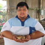 2.คุณกุณช์ปวินธ์-ต่ายใหญ่เที่ยง-ทำฟาร์มกบใน-จ.นครปฐม
