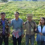 2.คุณนงลักษณ์-ไชยมงคล-ขวามือ-และเจ้าหน้าที่โครงการขยายผลโครงการหลวงแม่จริม