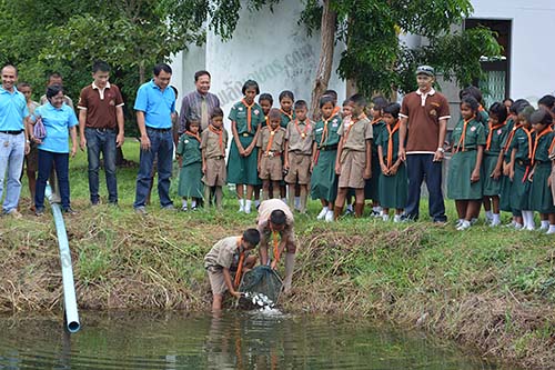 นักเรียนโรงเรียนบ้านคาบปล่อยปลาลงเลี้ยงในบ่อ