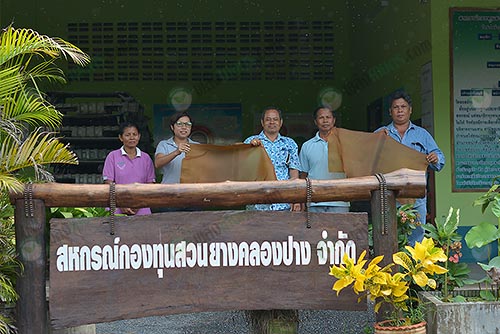 2.คุณจักรกฤต-แก้วทอง-คนที่-3-จากซ้าย-ประธานสหกรณ์ฯ.jpg