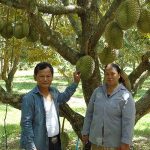 2.คุณเอกฃัย-ตองอบ-และภรรยา-เจ้าของสวนทุเรียนไร่ตองทรัพย์