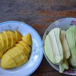 ผลผลิตในสวนมีทั้งมะม่วงสุกและมะม่วงดิบ