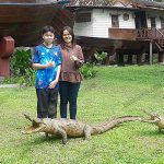 2.คุณจินตนา-กีระกิตติวาทย์-และลูกชาย-เจ้าของสหมิตรฟาร์มจระเข้
