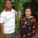 1.คุณบังเอิญ-ซ้าย-และภรรยา-และต้นมะขามยักษ์