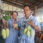 2.คุณสำราญ-นกแก้วและภรรยา