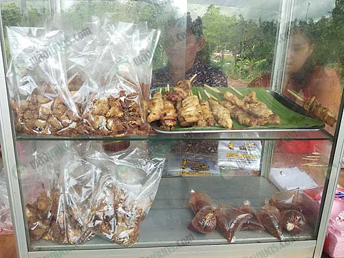 ผลิตภัณฑ์ของเนื้อจระเข้ที่เตรียมขาย