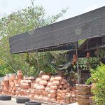 2.กระถางทรงสวยดีไซน์เก๋และเครื่องทำสวนก็มีให้เลือกช้อปมากมาย