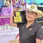 กำนันบอยพร้อมถ้วยพระราชทาน