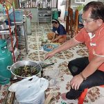 4.คุณจักรพัฒน์-ชูประทีป-กำลังทำเมนูจิ้งหรีด
