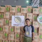 3.คุณธรรมรัตน์กับสินค้าร้าน Durianburi