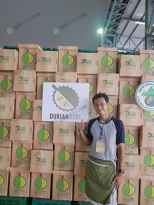 3.คุณธรรมรัตน์กับสินค้าร้าน Durianburi