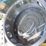 กะละมังพลาสติกเจาะรูไว้เพื่อให้กุ้งเข้ามาลอกคราบ เป็น กุ้งนิ่ม