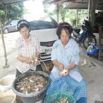 1.คุณอี๊ด ขจรกิดาการ (ซ้าย) และน้องสาว (ขวา)
