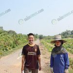 4.คุณองอาจถ่ายกับลูกไร่