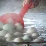 2.การนำไข่เป็ดไปต้ม