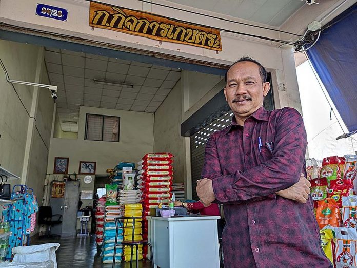 1.คุณสมศักดิ์ แก้ววิหค ผู้บริหารร้าน ก.กิจการเกษตร 1.คุณสมศักดิ์ แก้ววิหค ผู้บริหารร้าน ก.กิจการเกษตร